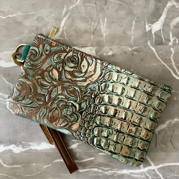 Wristlet green and metallic gold embossed roses and crocodile print design - Picture 9 of 12